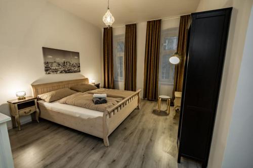 een slaapkamer met een groot bed in een kamer bij Gesamte Unterkunft für 4 Personen Top 3 in Wenen
