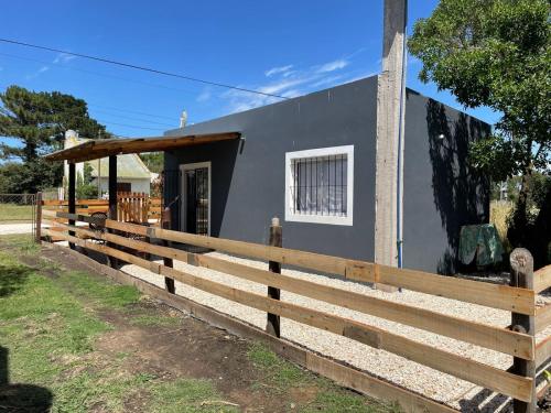 een huis met een hek ervoor bij india del mar in La Estafeta