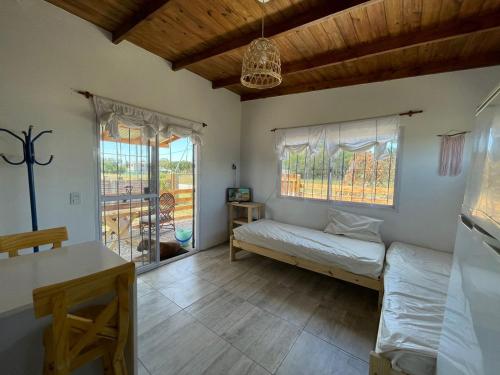 een woonkamer met een bank en een raam bij india del mar in La Estafeta