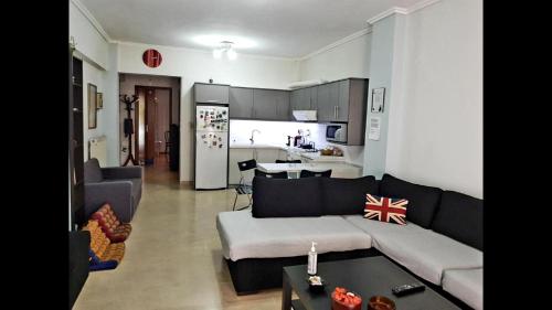 uma sala de estar com um sofá e uma cozinha em Kelly's home sweet home em Tessalônica