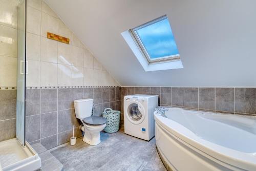 a bathroom with a toilet and a washing machine at Sous les Etoiles Metz Luxembourg Un-Séjour-à-Part in Clouange