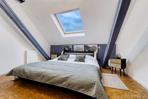 Un dormitorio con una cama grande y una ventana en Sous les Etoiles Metz Luxembourg Un-Séjour-à-Part en Clouange