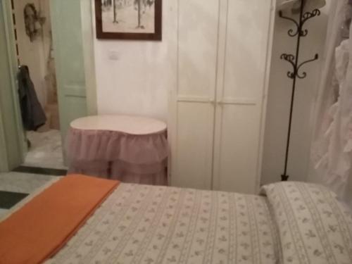 una camera con letto e sgabello di Antico '900 a Bologna