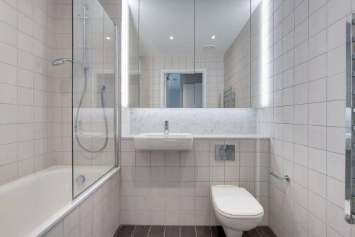 uma casa de banho com um WC, um lavatório e um chuveiro em Modern, Stylish PENTHOUSE Apartment next to Wembley Stadium! em Londres