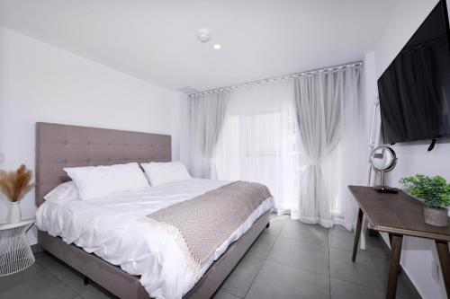 Säng eller sängar i ett rum på Stylish luxury condo, central location, ocean view, pool, gym