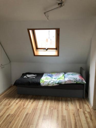 - une chambre avec un lit dans une pièce dotée d'une fenêtre dans l'établissement Apartament Lux-centrum, à Gliwice