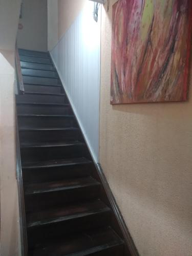 una escalera con una pintura en la pared en Pousada Jardim Alameda en Blumenau