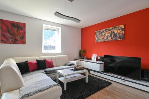 克拉尼斯卡戈拉的住宿－Apartment Štros with private sauna，带沙发和平面电视的客厅