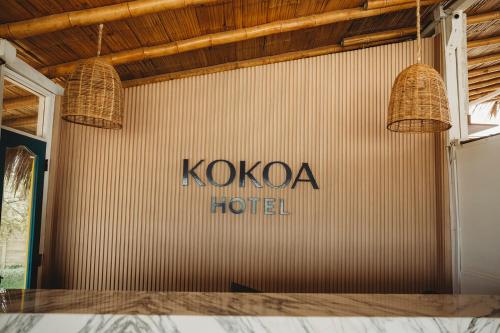 een bord op de muur van een hotel bij Kokoa Hotel Vichayito in Vichayito