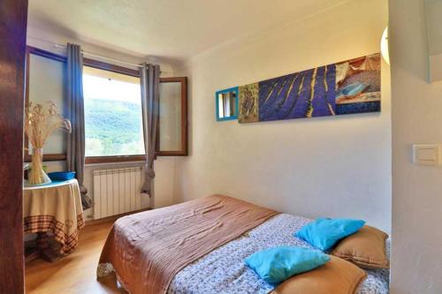 Ένα ή περισσότερα κρεβάτια σε δωμάτιο στο Appartement moderne au Bar-sur-Loup - Terrasse & vue