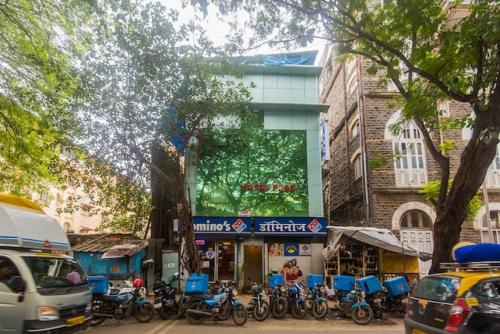 um grupo de motociclos estacionados em frente a um edifício em Hotel Plaza- Near Byculla Railway Station em Mumbai