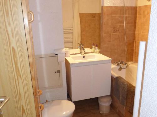 a bathroom with a sink and a toilet and a tub at Studio Valloire, 1 pièce, 3 personnes - FR-1-263-8 in Valloire