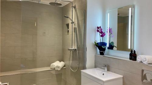 Kúpeľňa v ubytovaní The Heronry Hideaway with luxury hot tub
