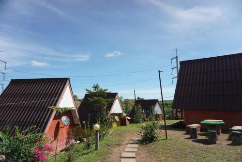 a group of buildings with a yard with benches at เขาค้อ อันนาอิม รีสอร์ท in Ban Thung Samoe