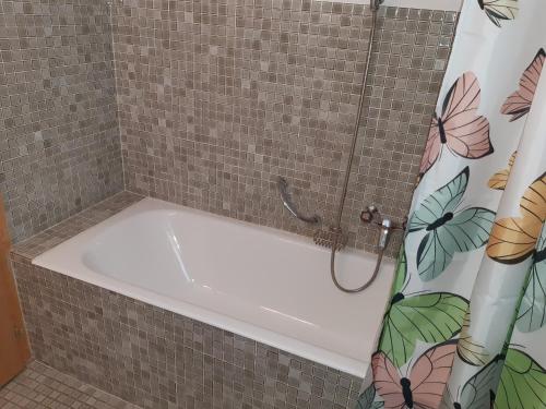 a shower with a white bath tub in a bathroom at Zinal - Studio/mezzanine à 2 pas du télécabine in Zinal