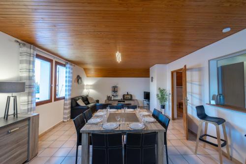 una cucina e un soggiorno con tavolo e sedie di Au Taillefer a Duingt