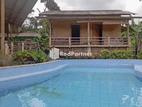 Бассейн в De Salak Homestay Gunung Salak RedPartner или поблизости
