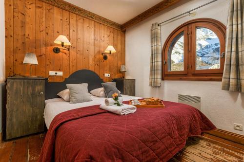 a bedroom with a large bed with a red blanket at Résidence Le Cristal - Grands Montets 7 - Happy Rentals in Chamonix