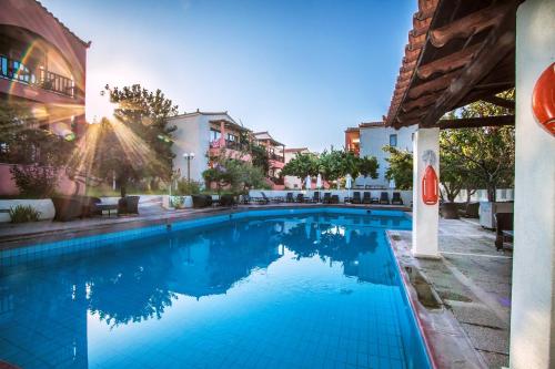 una gran piscina azul en un edificio en Rigas Hotel Skopelos, en Skopelos Town