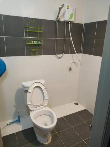 a bathroom with a toilet and a shower at เขาค้อ อันนาอิม รีสอร์ท in Ban Thung Samoe