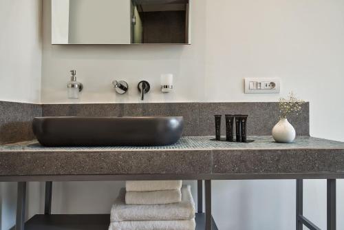Cucina o angolo cottura di NLH KERAMEIKOS - Neighborhood Lifestyle Hotels