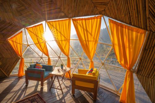 um quarto com uma grande janela numa tenda em goSTOPS Dehradun, Maldevta em Dehradun
