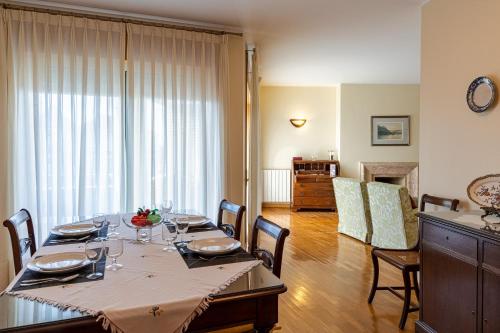 a dining room with a table and chairs in a room at Preciosa Apartment by MP in Vila Nova de Gaia