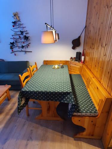 un comedor con una mesa con un paño de mesa de lunares en Appartamento Piano terra - Marmolada - Rocca Pietore - Boscoverde en Rocca Pietore