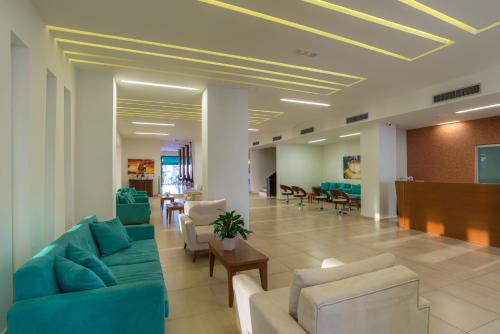 een lobby met banken en stoelen in een ziekenhuis bij Creta Verano Hotel in Malia