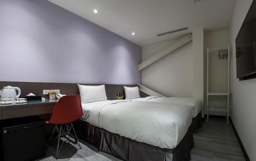 Tempat tidur dalam kamar di 橙柊棧 CZ Inn