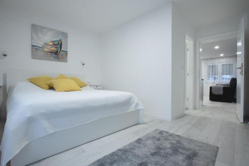 Postel nebo postele na pokoji v ubytování Apartmani Dora