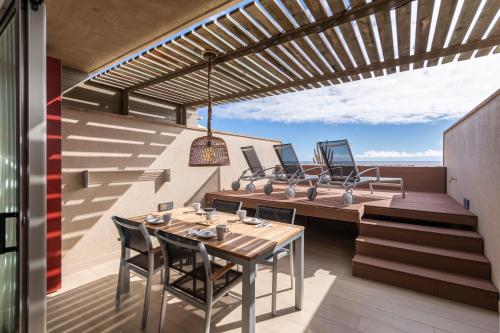 a patio with a table and chairs on a balcony at MEDANO4YOU Surfers Paradise Casa Medano in El Médano