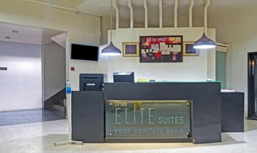 een winkel met een bord dat zegt dat het leven je comfort zone geneest bij The Elite Suites in Pune