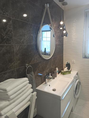 uma casa de banho com um lavatório e um espelho em Apartament w Krzesznej em Krzeszna