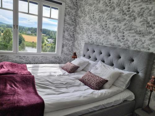 1 dormitorio con 1 cama blanca grande y ventana en Anno 1908 Torpshammars Herrgård, en Torpshammar