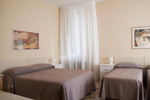 En eller flere senger på et rom på Hotel Stipino