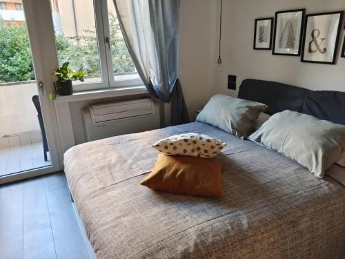 een bed met een kussen erop in een slaapkamer bij Girasole in Trento