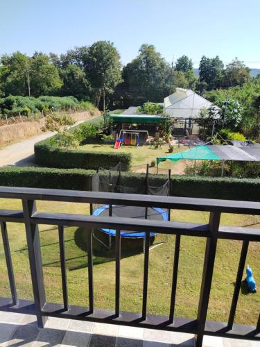Výhled na bazén z ubytování Supunnika Garden Guesthouse nebo okolí