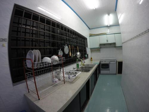 Кухня или мини-кухня в Little Blue House Kemaman Guesthouse
