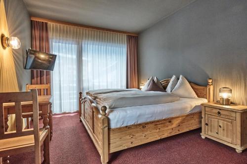 a bedroom with a large bed and a window at B&B Berglift direkt an der Talstation in Bad Hofgastein
