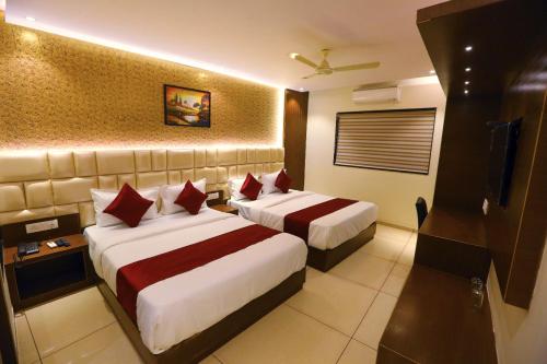 Hotel Hindustan Residency Thane tesisinde bir odada yatak veya yataklar