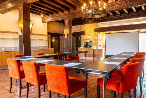 Un lugar para sentarse en Hôtel Le Donjon - Cœur de La Cité Médiévale