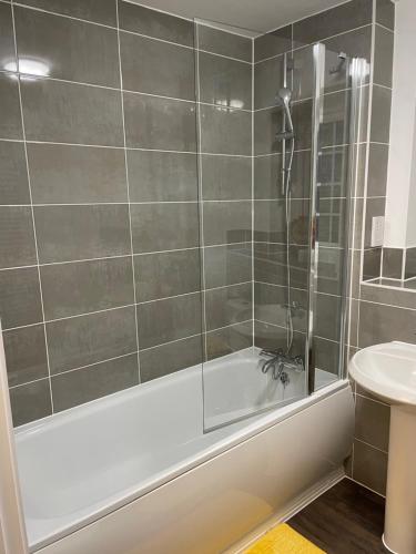 Bathroom sa A luxurious 2-Bedroom flat in Rugby.