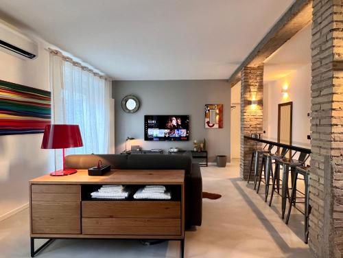 罗马RomeAsYouLike - Magenta Loft的客厅里有一张沙发和一台电视
