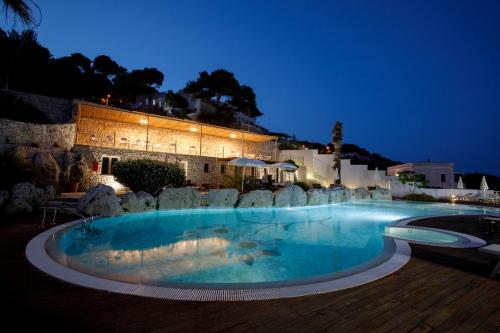 una gran piscina frente a un edificio por la noche en Hotel Aurora del Benessere, en Santa Cesarea Terme