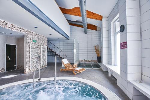 a jacuzzi tub in a bathroom with a plunge pool at Hotel Stupka in Tale