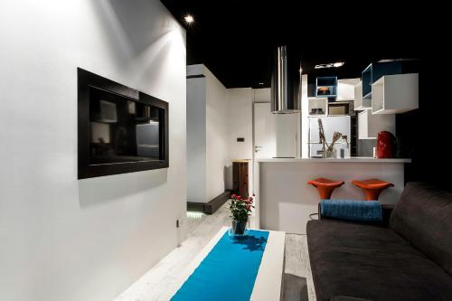 a living room with a couch and a blue carpet at Zrooms&Suites Hostel Boutique in Zaragoza