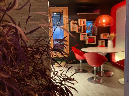 a room with a table and chairs and a plant at Zrooms&Suites Hostel Boutique in Zaragoza