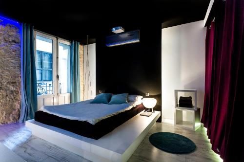 a bedroom with a bed and a large window at Zrooms&Suites Hostel Boutique in Zaragoza