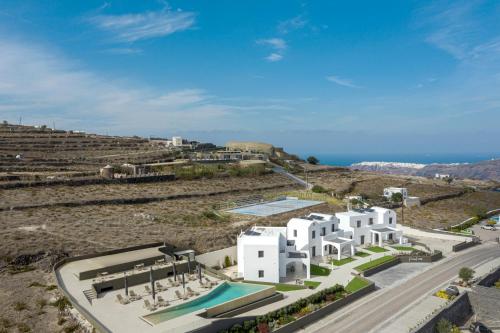 una vista aerea di un edificio bianco su una collina di Pearl Inn Hotel by Pearl Hotel Collection a Imerovigli